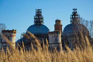Obraz premium Remains of the towers of the main gate of the abandoned Chernyshov estate, the village of Yaropolets, Moscow region of Russia.