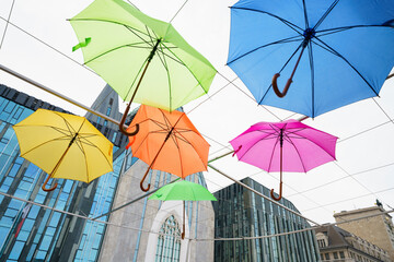 Bunte Regenschirme aufgehängt vor der Universtät Leipzig