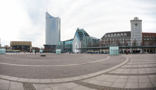 Rund um den Augustusplatz in Leipzig stehen Geb&auml;ude aus verschiedenen Architektur-Epochen