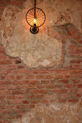 Ziegelmauer mit Lampe
