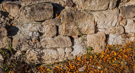 Alte Steinblöcke einer Sandsteinmauer