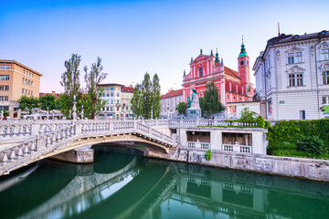 Obraz na płótnie Canvas Ljubljana City Center at Dusk overlooking the Triple Bridge and Beautiful Franciscan Church