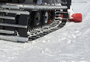 tracked vehicle (snowplow crawler)