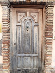 Stare rzeźbione drzwi, Ardea Italia. - obrazy, fototapety, plakaty