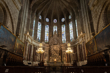Vue à l'intérieur de la cathédrale Saint-Nazaire de Béziers (Occitanie, France)