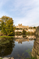 Fototapeta premium Vue depuis les rives de l'Orb sur la cathédrale Saint-Nazaire de Béziers au coucher du soleil (Occitanie, France)
