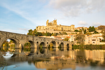 Vue depuis les rives de l'Orb sur la cathédrale Saint-Nazaire de Béziers au coucher du soleil (Occitanie, France)