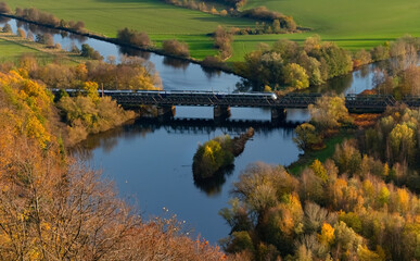 Hengsteysee Ruhrtal Lennemündung Zusammenfluss Sauerland Herbst Deutschland Dortmund Hagen Ruhr Lenne Mündung Stausee Damm Insel Brücke Hohensyburg Aussicht Panorama Eisenbahn Viadukt Zug Strecke