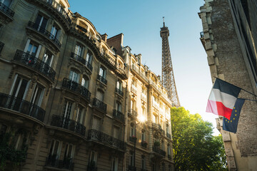 Fototapeta na wymiar building in Paris near Eiffel Tower
