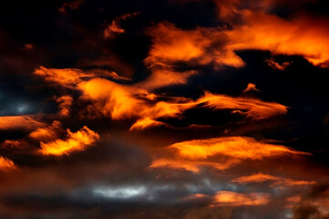 Traumhafte Wolkenstimmung - wie Flammen am Himmel
