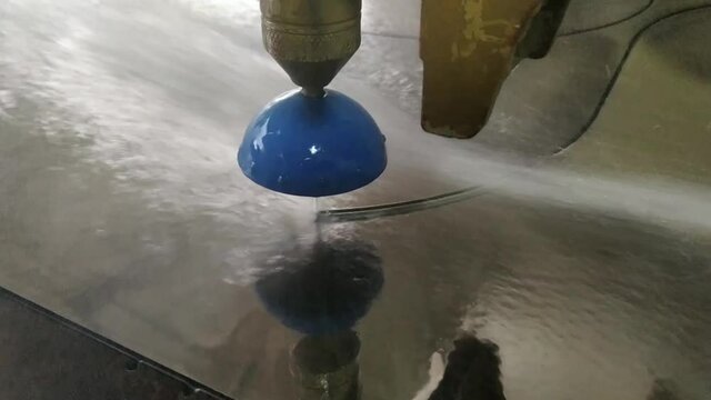 cutting mirrors with water and sand on a machine with numerical software