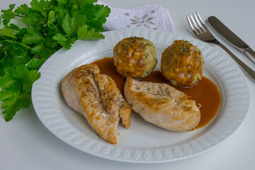 Knödel y pechugas de pavo asadas