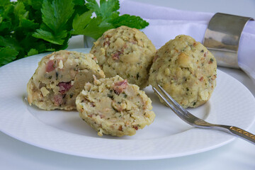 Plato con knödels caseros