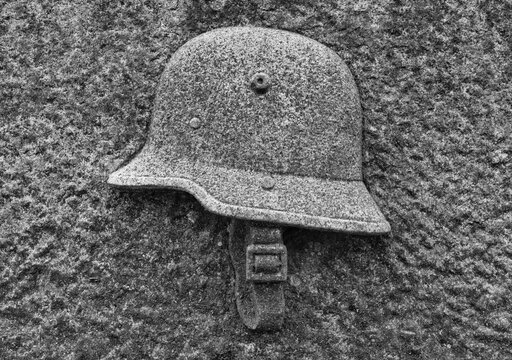 Kriegshelm aus Stein