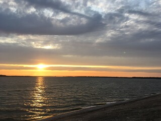 Закат солнца с отражением на воде