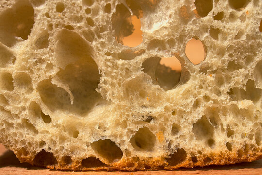 Miga de pan de trigo en una tabla de madera