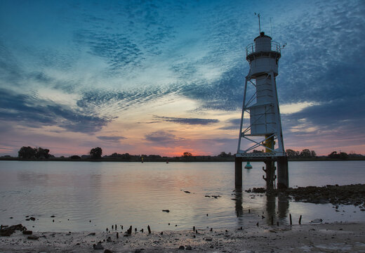 Der Leuchtturm "Elsflehter Sand" bei Sonnenaufgang