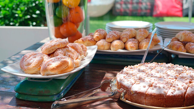 Tarta, dulces y bizcocho para el c&aacute;tering del desayuno.