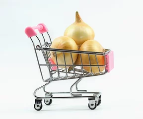 Poster Weergave van supermarkt trolley kar met verse uien geïsoleerd op een witte achtergrond. Voedselconcept © Albert Ziganshin