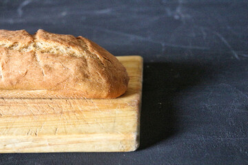Baguettes auf Brettchen mit Tafelhintergrund