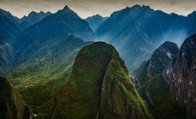 Putucusi, guardian de las montañas frente Machu Picchu