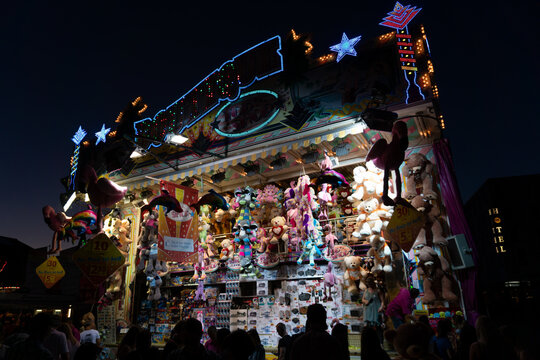 Losbude Jahrmarkt bei Nacht auf Volksfest Darmstadt Heinerfest