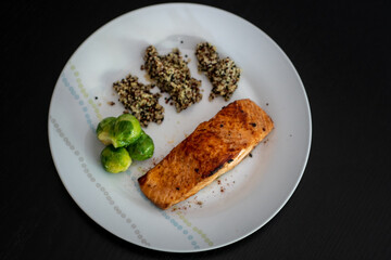 Lachs mit Quinoa und Rosenkohl