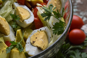 Salada com vegetais frescos 
