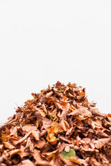 Pile with autumn leaves. Foliage leaves pile in the autumn garden. Laubblätter haufen im Herbstlichen Garten. Haufen mit Herbstblättern.