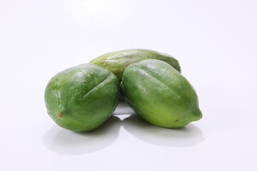 白背景の青パパイヤ