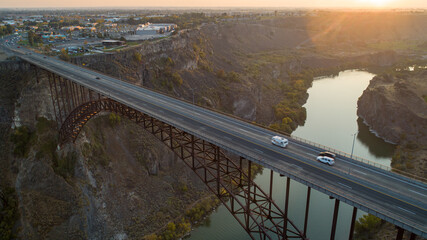 Obraz premium truss bridge leading into Twin Falls Idaho