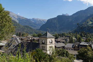 Fototapeta na wymiar Vue sur les toits et l'église de Samoëns, Haute-Savoie, France