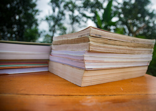 Un conjunto de libros de ciencia sobre una mesa al aire libre por las ma&ntilde;anas