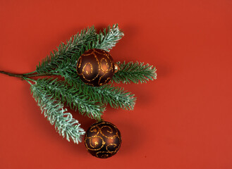 Kolorowe ozdoby świąteczna na zielonej gałązce choinki. - obrazy, fototapety, plakaty