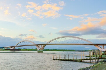 Fototapeta na wymiar 夕日を浴びる橋