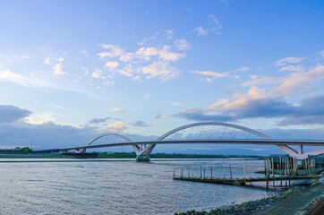 夕日を浴びる橋