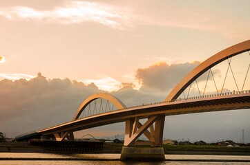 Fototapeta premium 夕日を浴びる橋