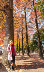 紅葉の中にいる若い女性