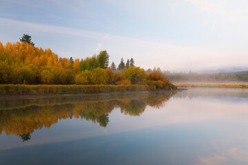 Obraz premium Reflections of fall color along the Deschutes river in Bend, Oregon