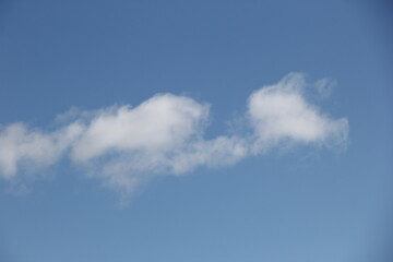 爽やかな青空と帯状の白い雲