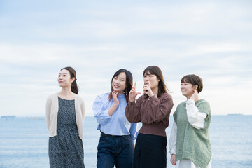 遠くの景色を見つめる女性たち