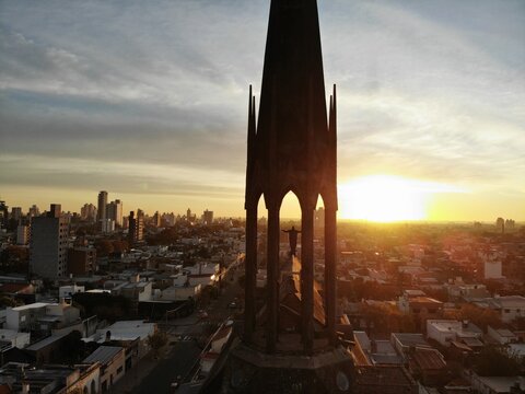 Escultura del campanario de una de las iglesias de la ciudad con un fondo del se&ntilde;or Jesus extendiendo los brazos al sol en forma de gratitud.
created by dji camera