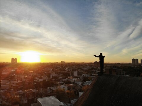 Escultura del se&ntilde;or Jesus extendiendo los brazos al sol en forma de gratitud.
created by dji camera