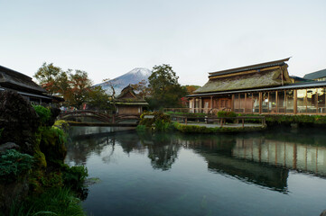 早朝の忍野八海から見る富士山