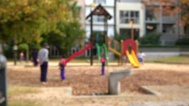 ぼかし背景素材 公園で遊ぶ子供たち  園児  落ち葉 
4K