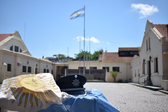 Bandera Argentina con gorro de policia