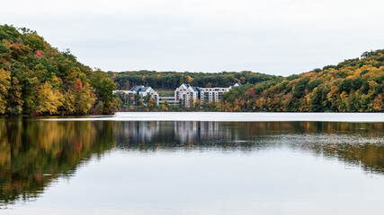 Fototapeta na wymiar lake in the autumn
