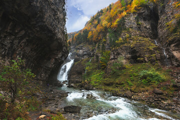 Obraz premium Cascada Del Estrecho ( Estrecho waterfall) in Ordesa valley, in Autumn season, Heusca, Spain