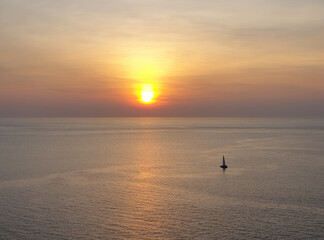 Obraz premium A lonely boat in the sea when sunset timing