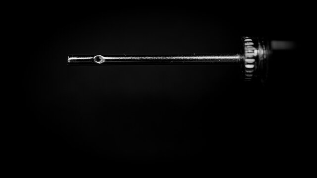 Igła pompki do piłki zawieszona w przestrzeni. 